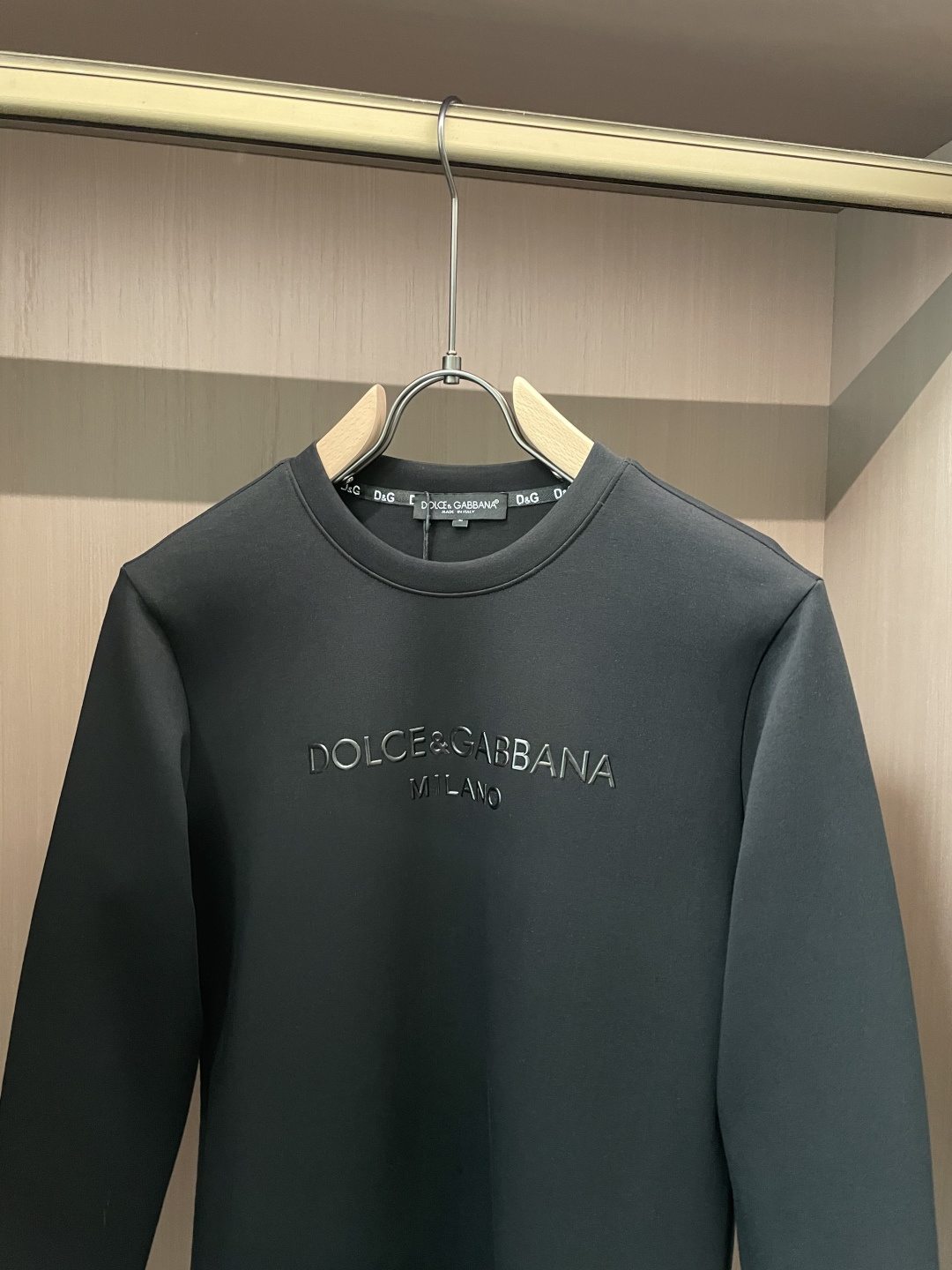 DG 圆领套头卫衣；经典套头男女同款，简约大气系列单品，低调奢华大气百搭款！卫衣选用客供100%高克重棉