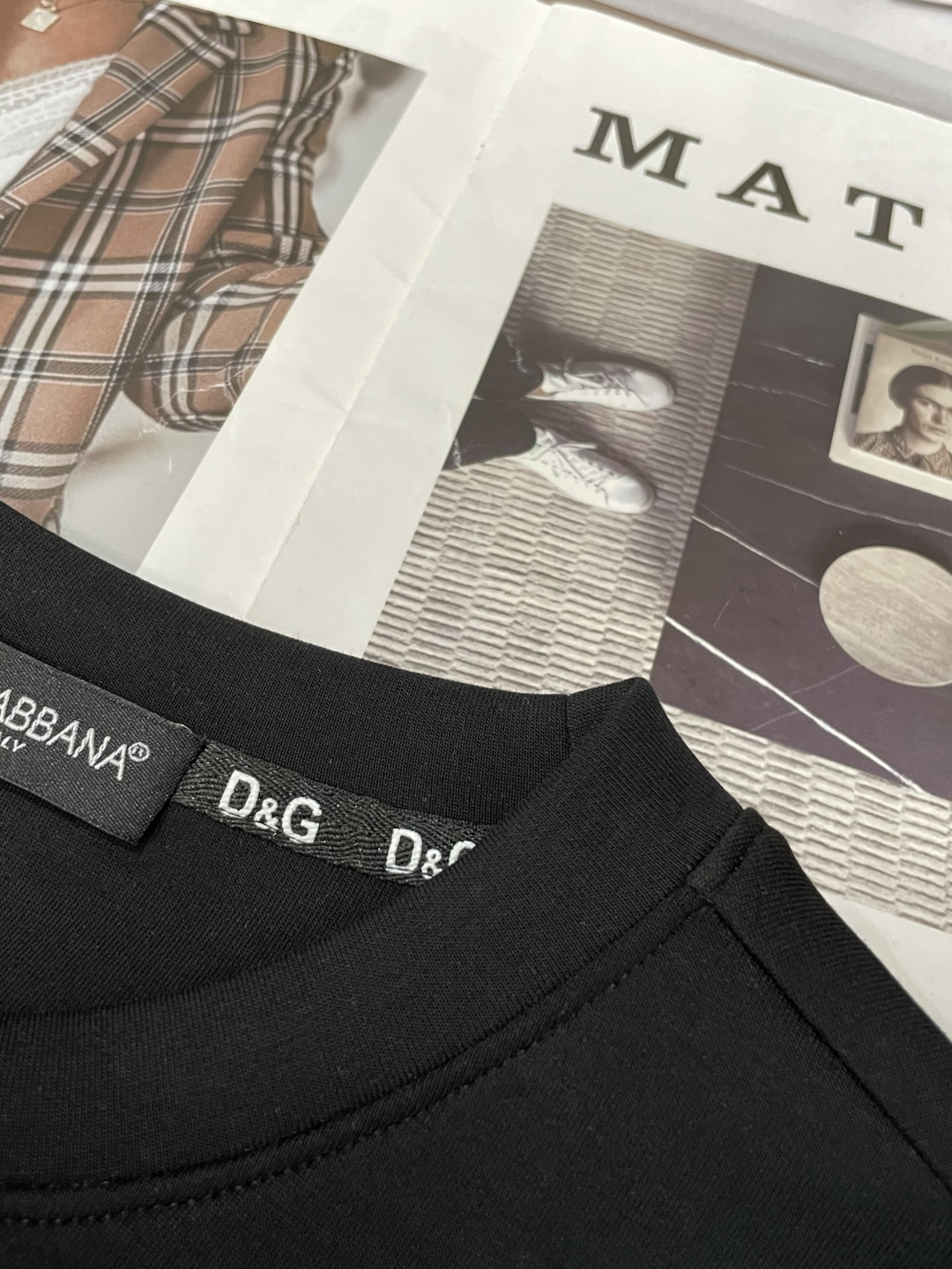 DG 圆领套头卫衣；经典套头男女同款，简约大气系列单品，低调奢华大气百搭款！卫衣选用客供100%高克重棉