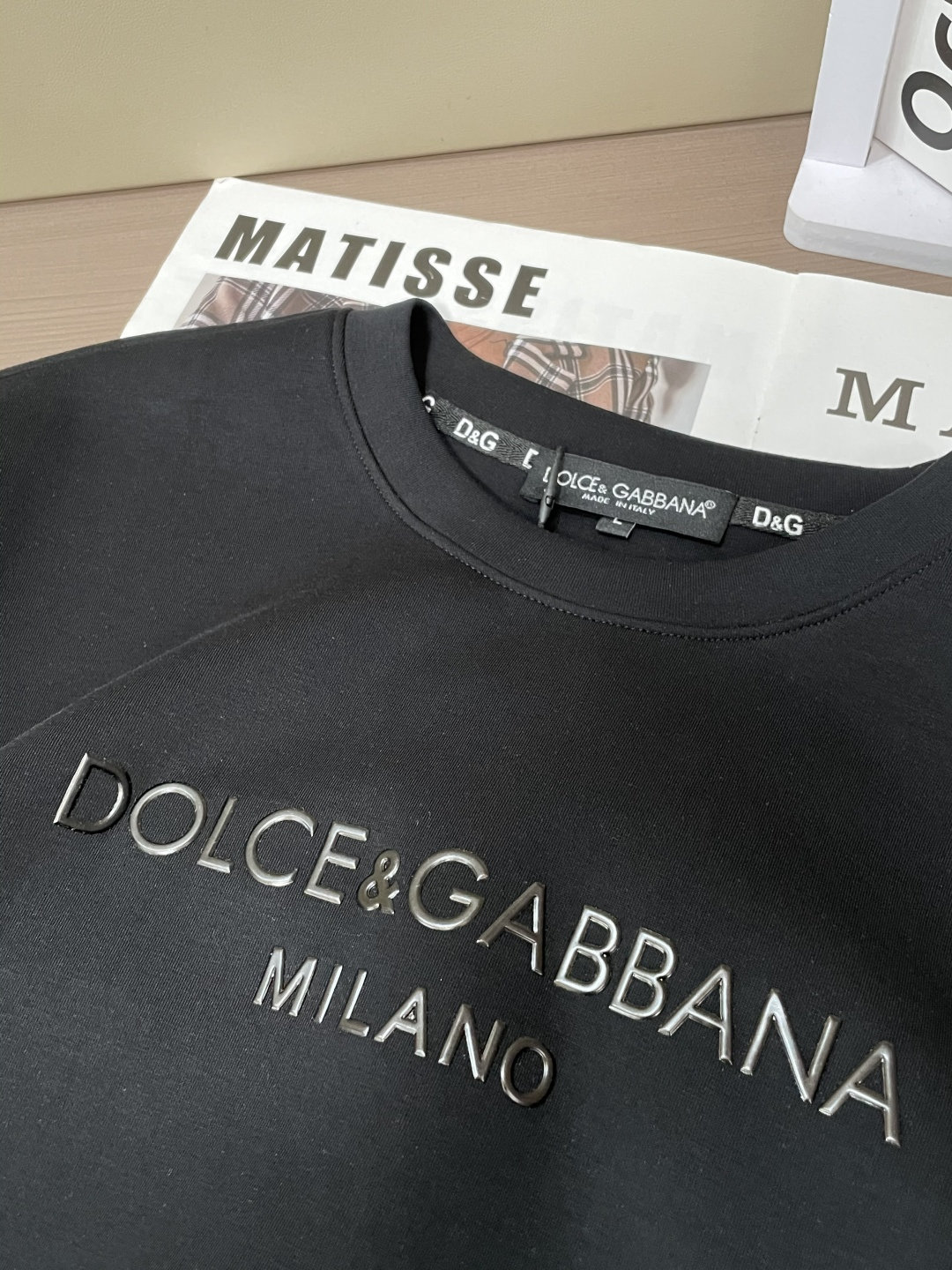 DG 圆领套头卫衣；经典套头男女同款，简约大气系列单品，低调奢华大气百搭款！卫衣选用客供100%高克重棉