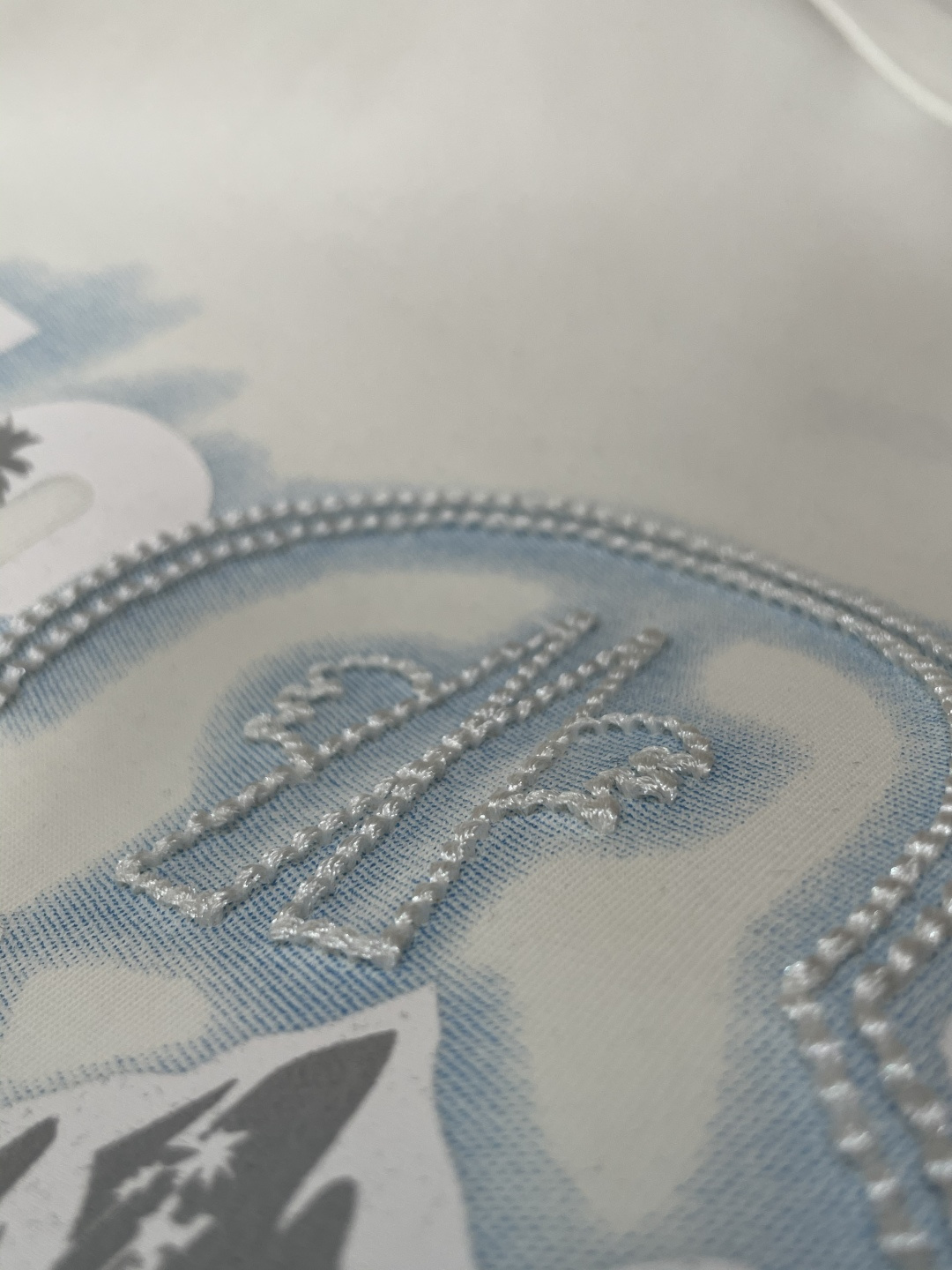 蒙口 圆领套头卫衣；经典套头男女同款，简约大气系列单品，低调奢华大气百搭款！卫衣选用客供100%高克重棉