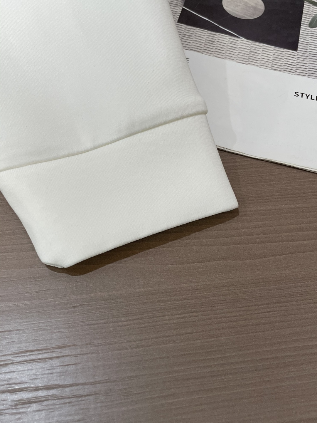 蒙口 圆领套头卫衣；经典套头男女同款，简约大气系列单品，低调奢华大气百搭款！卫衣选用客供100%高克重棉