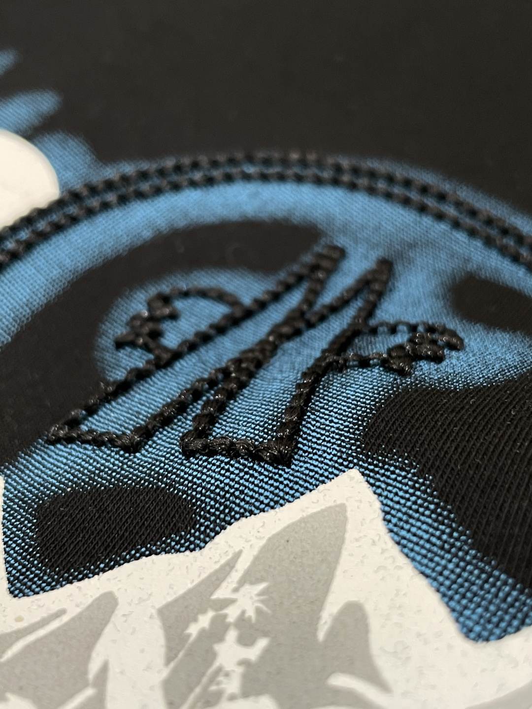 蒙口 圆领套头卫衣；经典套头男女同款，简约大气系列单品，低调奢华大气百搭款！卫衣选用客供100%高克重棉