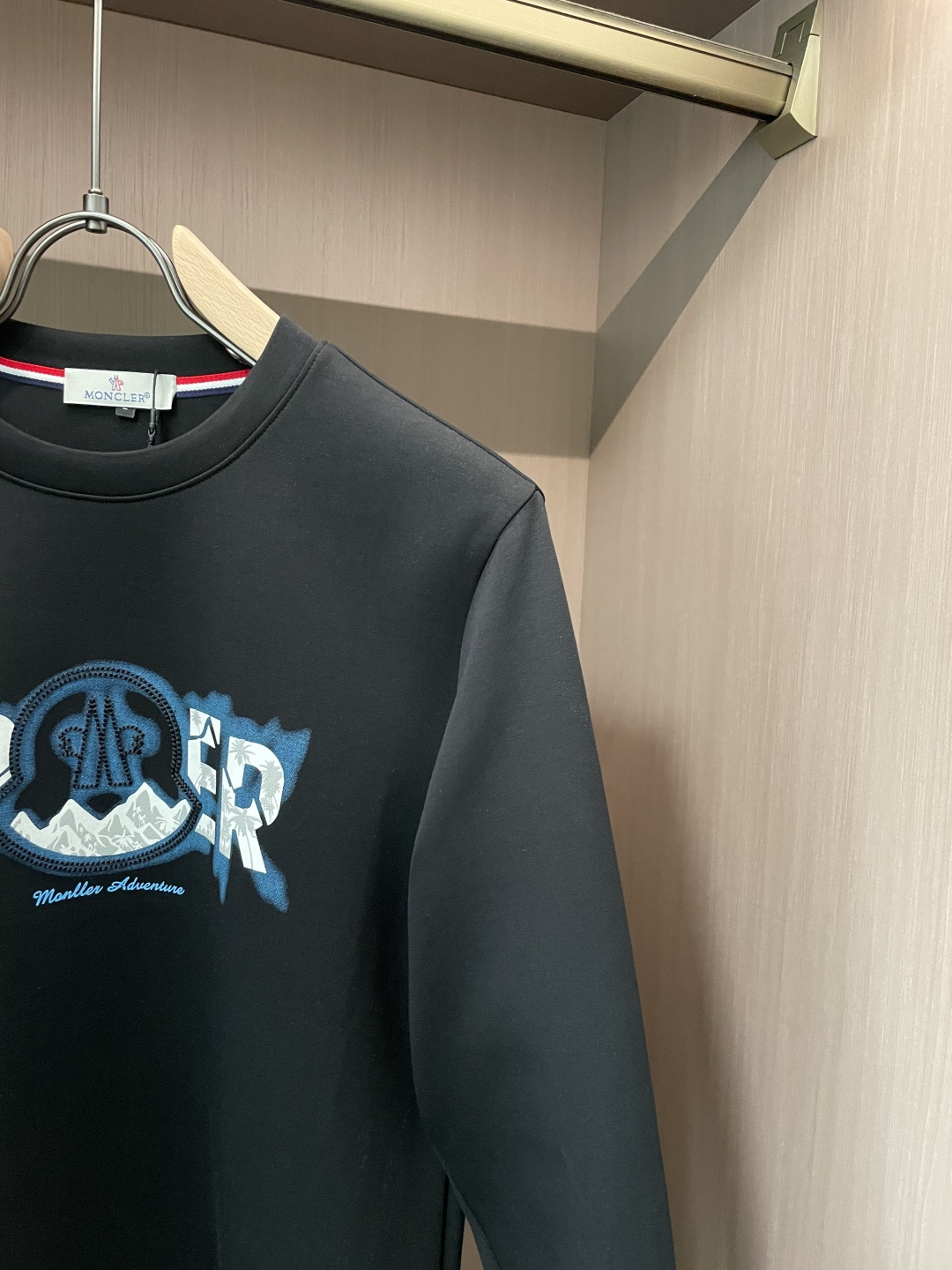 蒙口 圆领套头卫衣；经典套头男女同款，简约大气系列单品，低调奢华大气百搭款！卫衣选用客供100%高克重棉