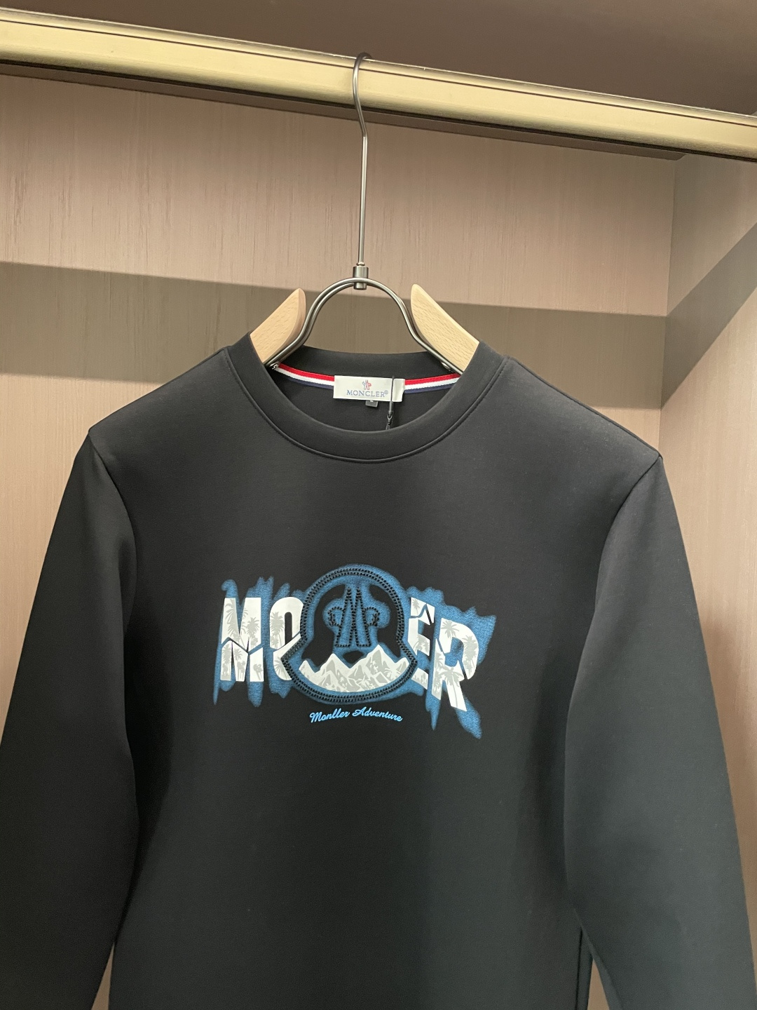 蒙口 圆领套头卫衣；经典套头男女同款，简约大气系列单品，低调奢华大气百搭款！卫衣选用客供100%高克重棉