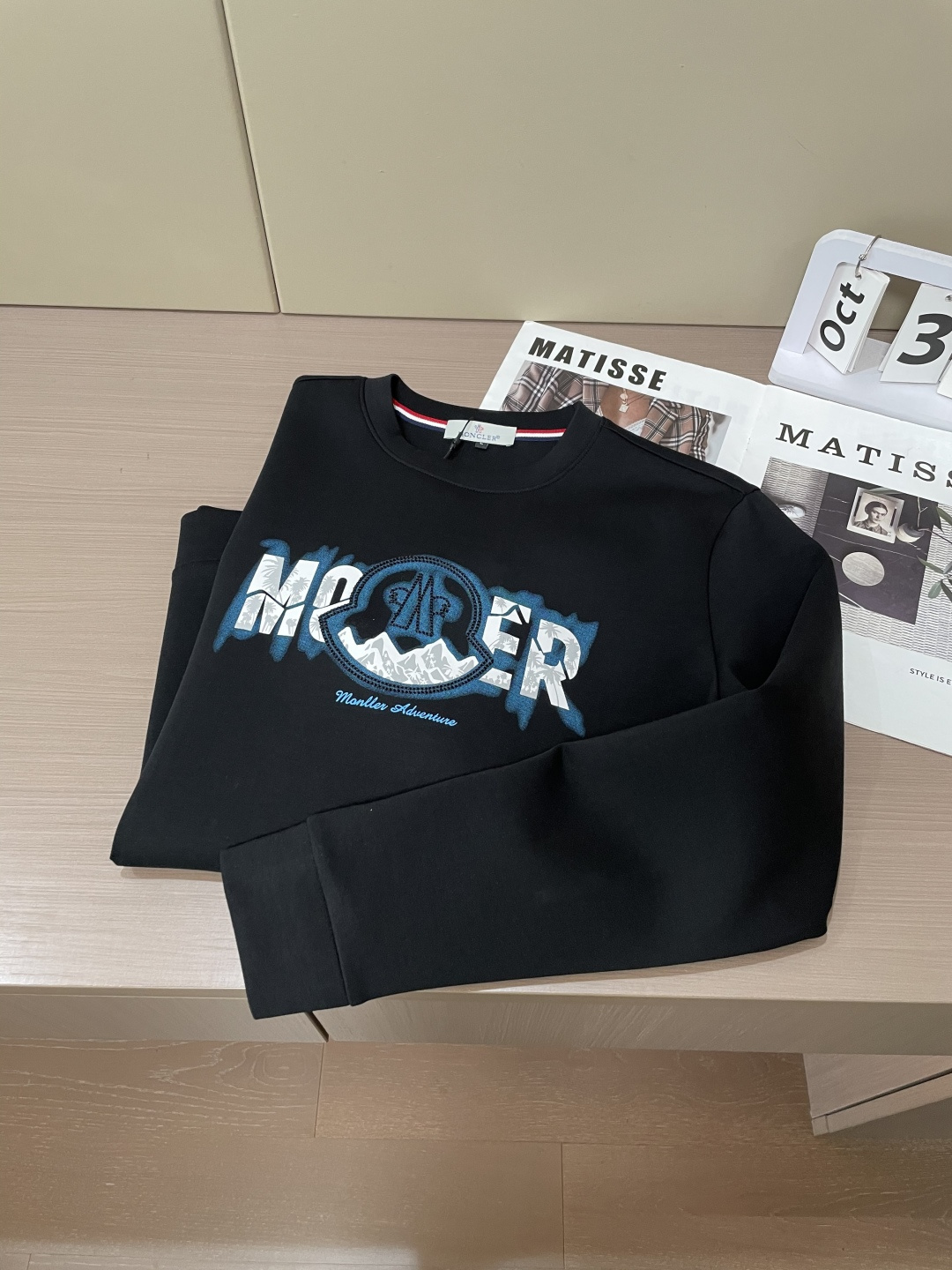 蒙口 圆领套头卫衣；经典套头男女同款，简约大气系列单品，低调奢华大气百搭款！卫衣选用客供100%高克重棉