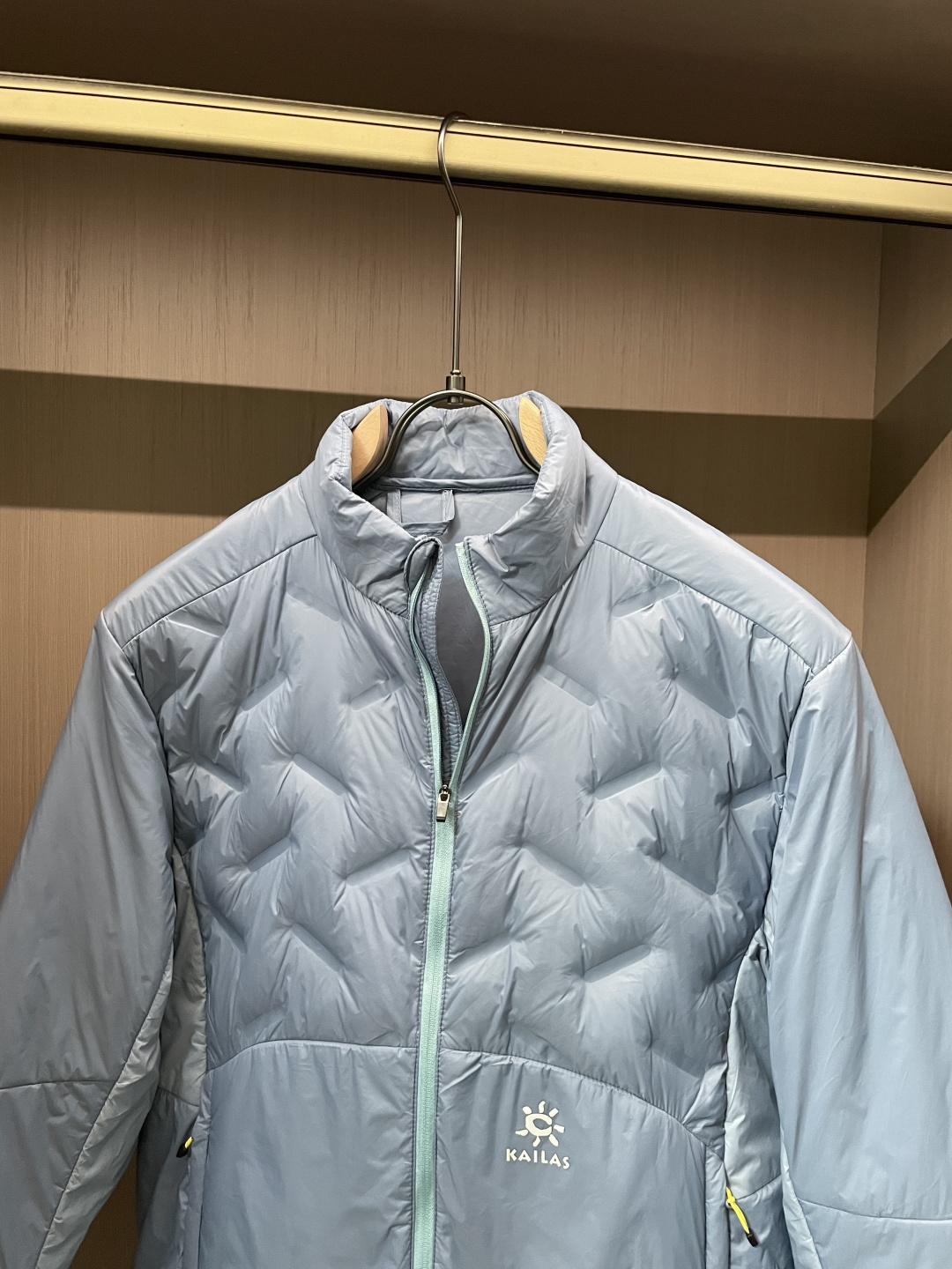 KAILAS（凯乐石）轻户外羽绒立领夹克 秋冬多场景款浅灰清透配色，视觉清爽不沉闷，轻徒步、城市通勤双场