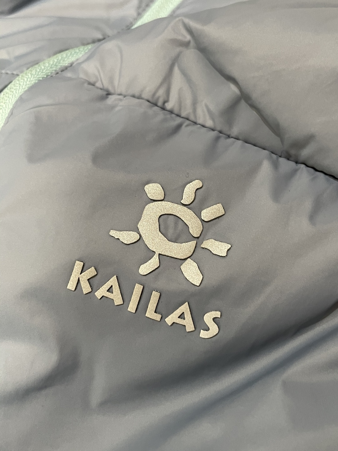 KAILAS（凯乐石）轻户外羽绒立领夹克 秋冬多场景款浅灰清透配色，视觉清爽不沉闷，轻徒步、城市通勤双场