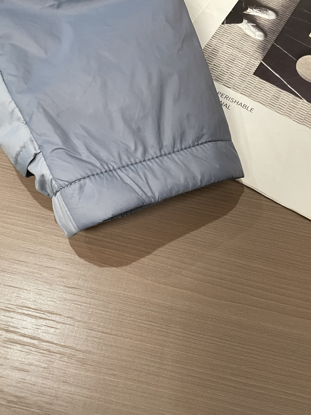 KAILAS（凯乐石）轻户外羽绒立领夹克 秋冬多场景款浅灰清透配色，视觉清爽不沉闷，轻徒步、城市通勤双场