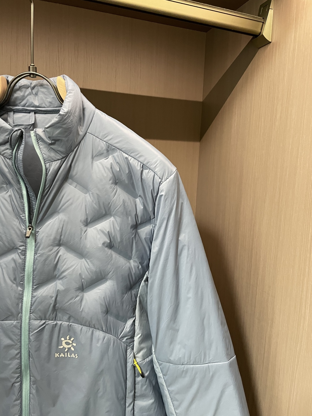 KAILAS（凯乐石）轻户外羽绒立领夹克 秋冬多场景款浅灰清透配色，视觉清爽不沉闷，轻徒步、城市通勤双场