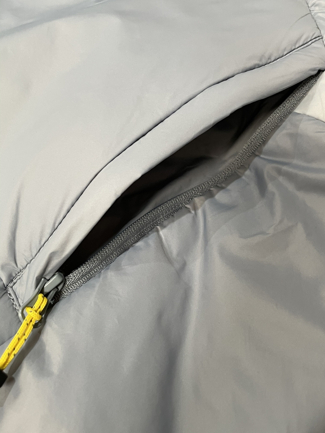 KAILAS（凯乐石）轻户外羽绒立领夹克 秋冬多场景款浅灰清透配色，视觉清爽不沉闷，轻徒步、城市通勤双场