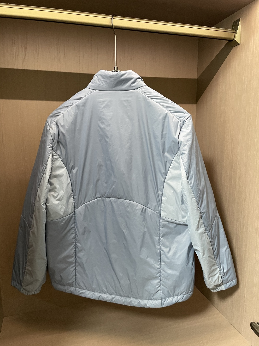 KAILAS（凯乐石）轻户外羽绒立领夹克 秋冬多场景款浅灰清透配色，视觉清爽不沉闷，轻徒步、城市通勤双场