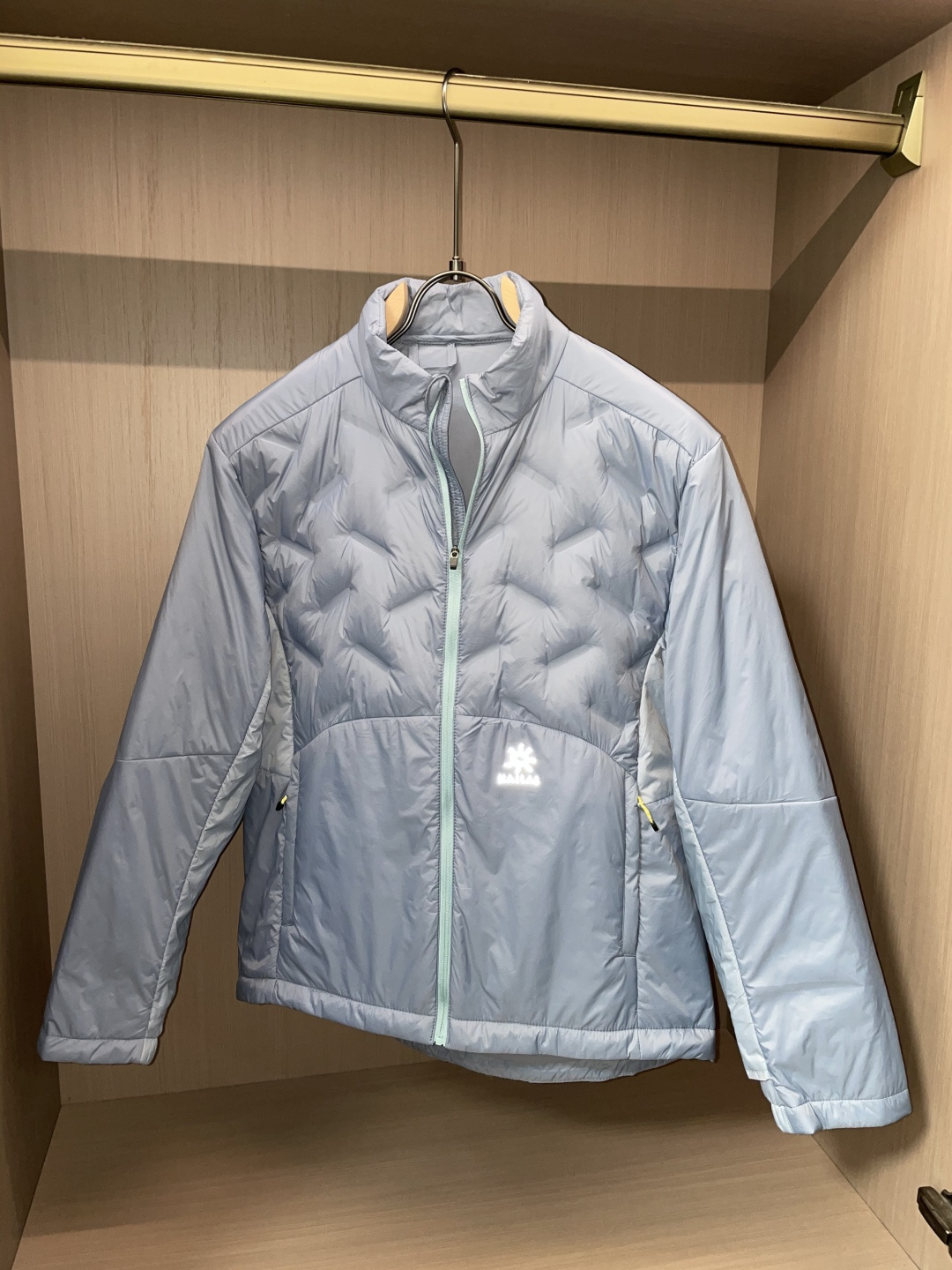 KAILAS（凯乐石）轻户外羽绒立领夹克 秋冬多场景款浅灰清透配色，视觉清爽不沉闷，轻徒步、城市通勤双场