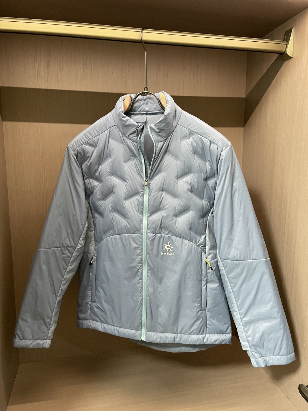 KAILAS（凯乐石）轻户外羽绒立领夹克 秋冬多场景款浅灰清透配色，视觉清爽不沉闷，轻徒步、城市通勤双场