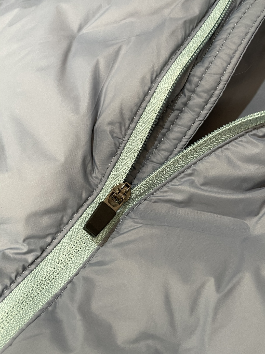 KAILAS（凯乐石）轻户外羽绒立领夹克 秋冬多场景款浅灰清透配色，视觉清爽不沉闷，轻徒步、城市通勤双场