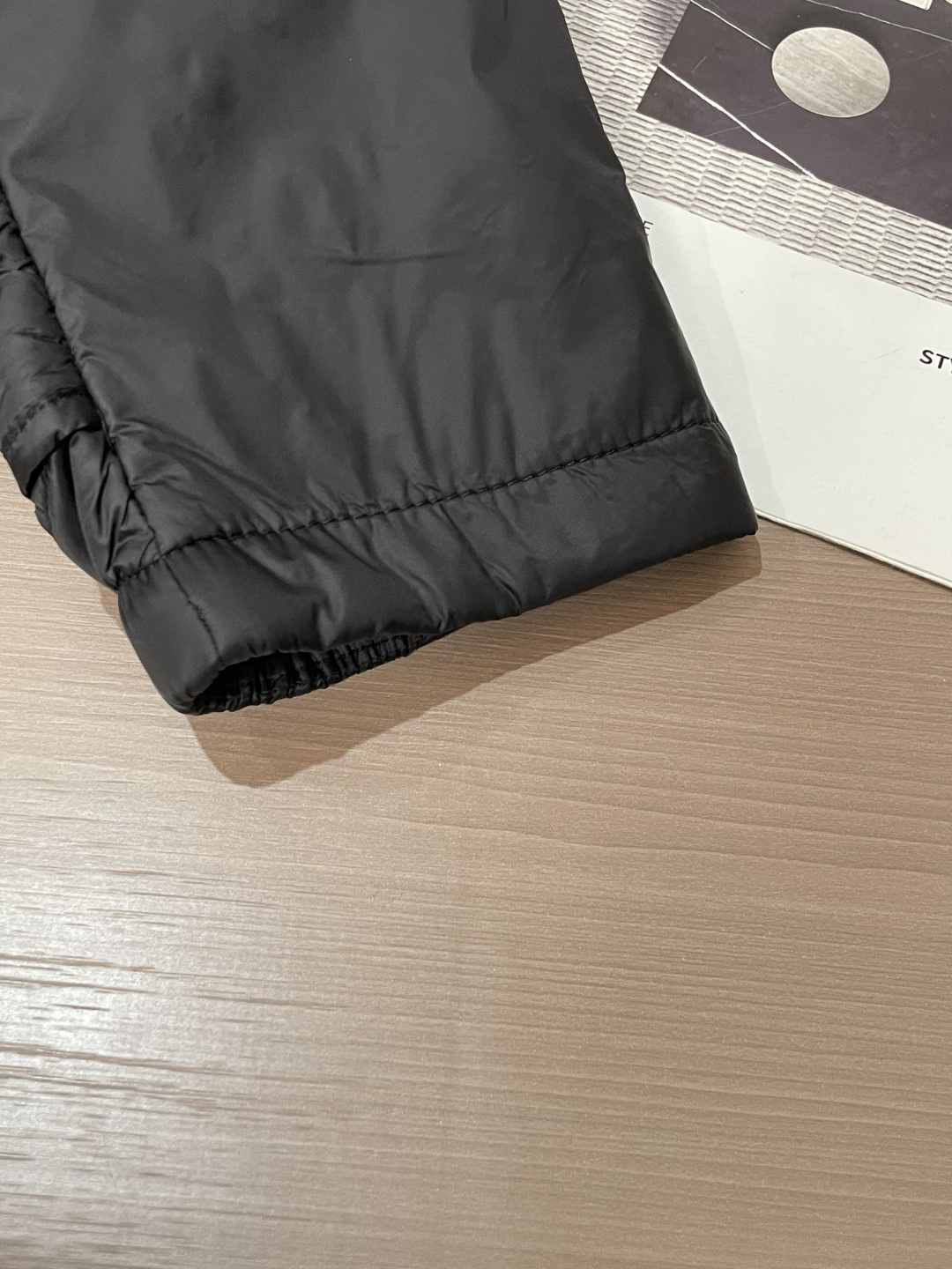 KAILAS（凯乐石）轻户外羽绒立领夹克 秋冬多场景款浅灰清透配色，视觉清爽不沉闷，轻徒步、城市通勤双场