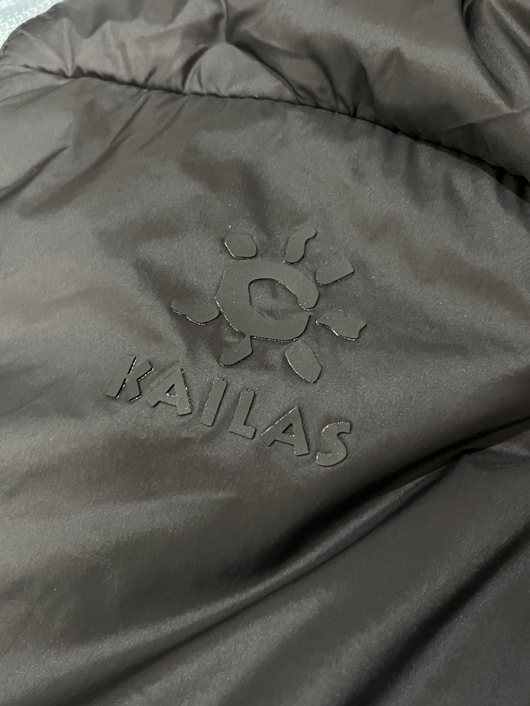 KAILAS（凯乐石）轻户外羽绒立领夹克 秋冬多场景款浅灰清透配色，视觉清爽不沉闷，轻徒步、城市通勤双场