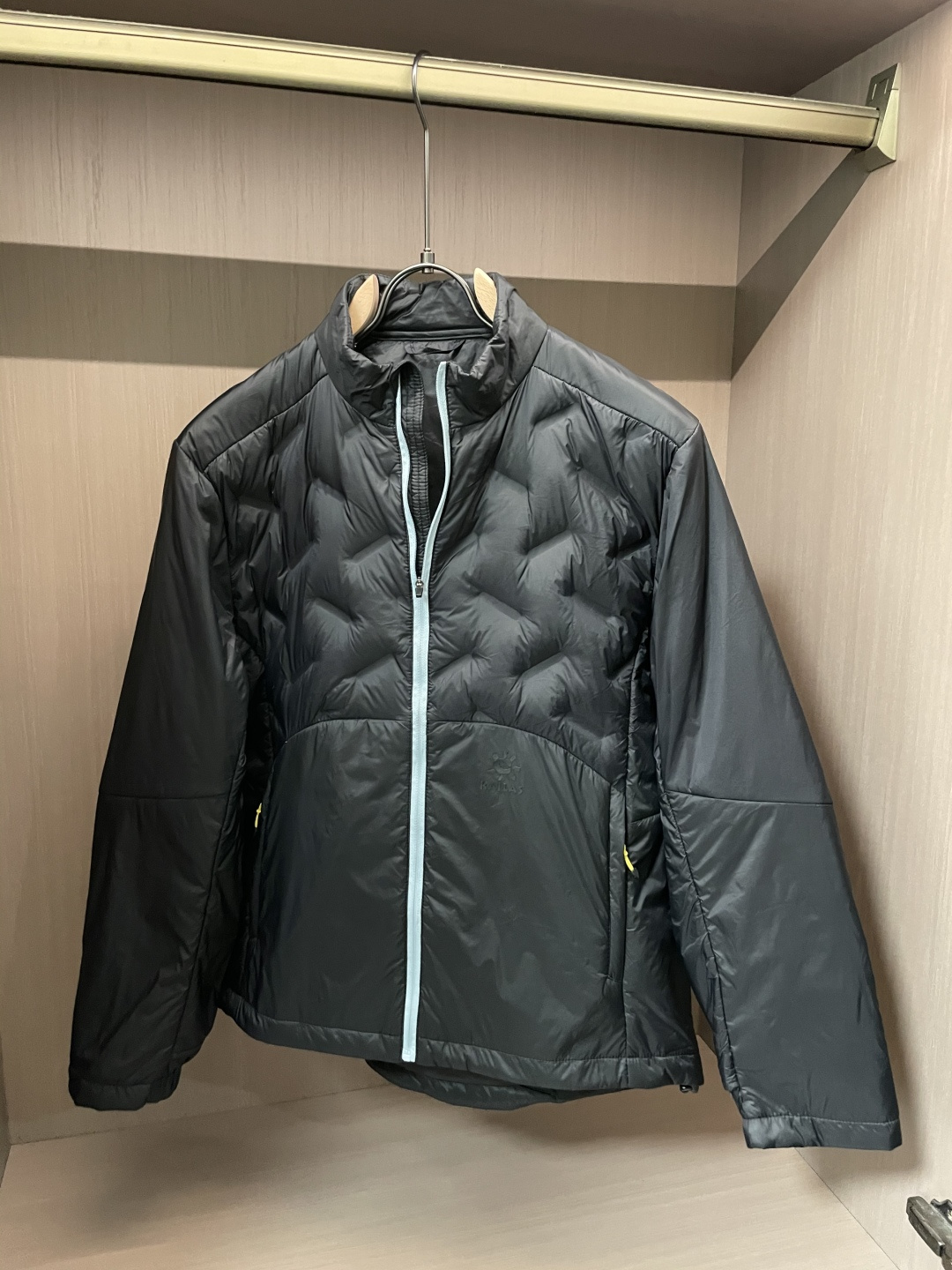 KAILAS（凯乐石）轻户外羽绒立领夹克 秋冬多场景款浅灰清透配色，视觉清爽不沉闷，轻徒步、城市通勤双场