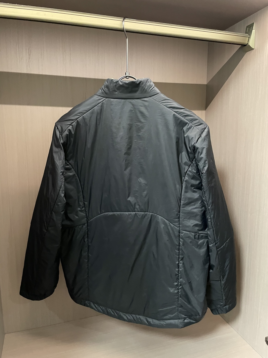 KAILAS（凯乐石）轻户外羽绒立领夹克 秋冬多场景款浅灰清透配色，视觉清爽不沉闷，轻徒步、城市通勤双场