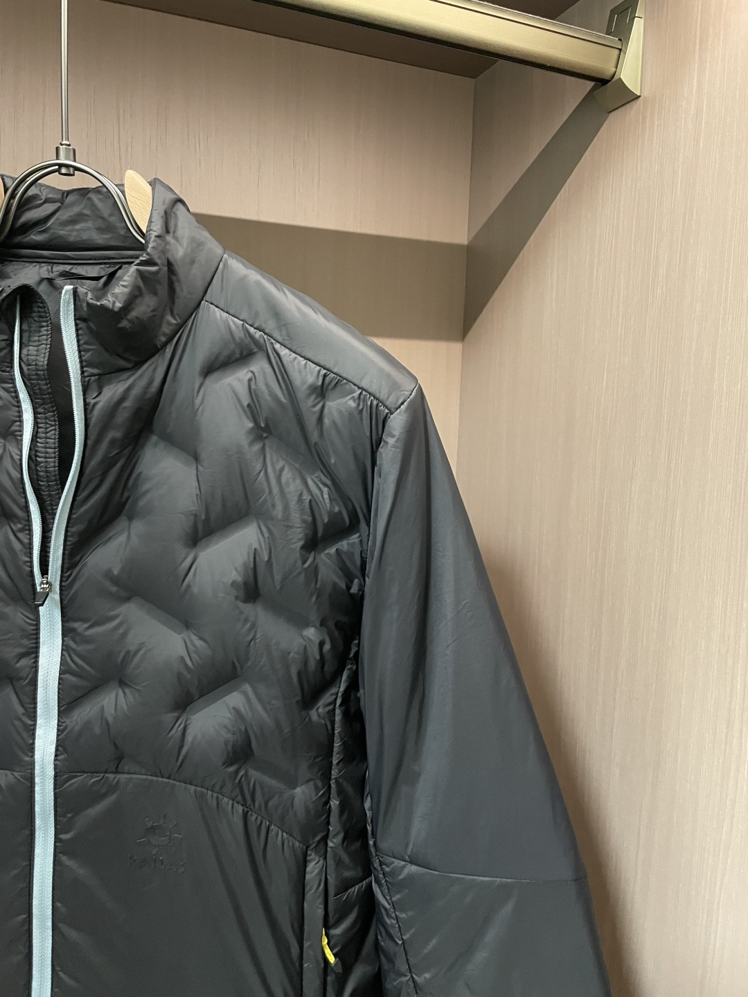 KAILAS（凯乐石）轻户外羽绒立领夹克 秋冬多场景款浅灰清透配色，视觉清爽不沉闷，轻徒步、城市通勤双场