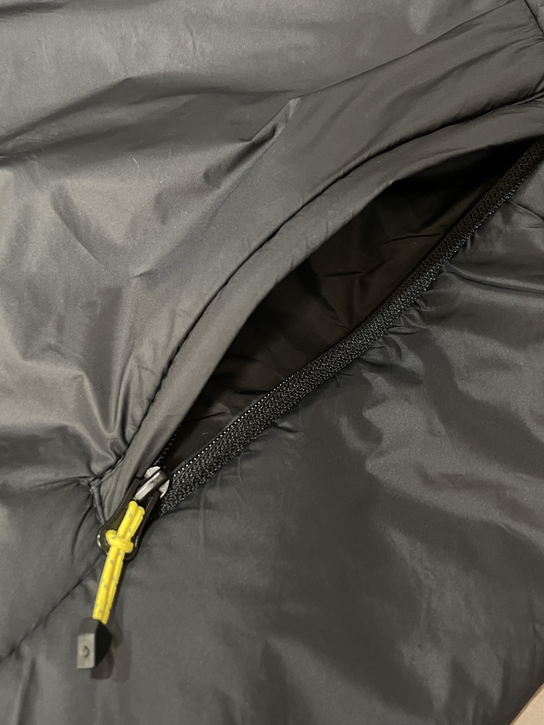 KAILAS（凯乐石）轻户外羽绒立领夹克 秋冬多场景款浅灰清透配色，视觉清爽不沉闷，轻徒步、城市通勤双场