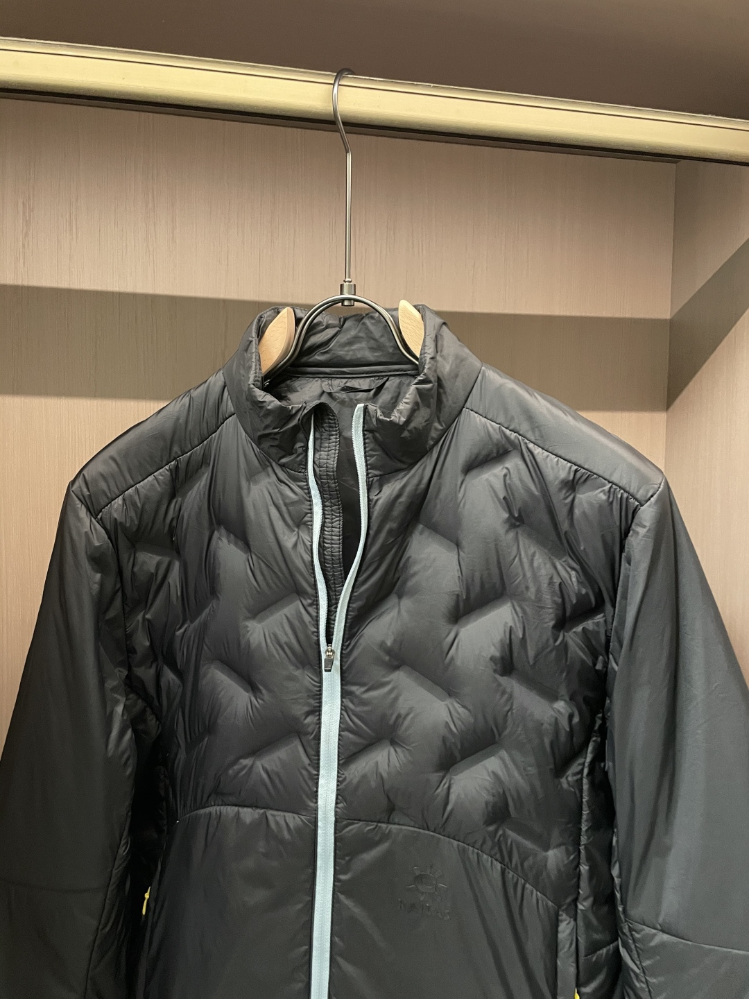 KAILAS（凯乐石）轻户外羽绒立领夹克 秋冬多场景款浅灰清透配色，视觉清爽不沉闷，轻徒步、城市通勤双场