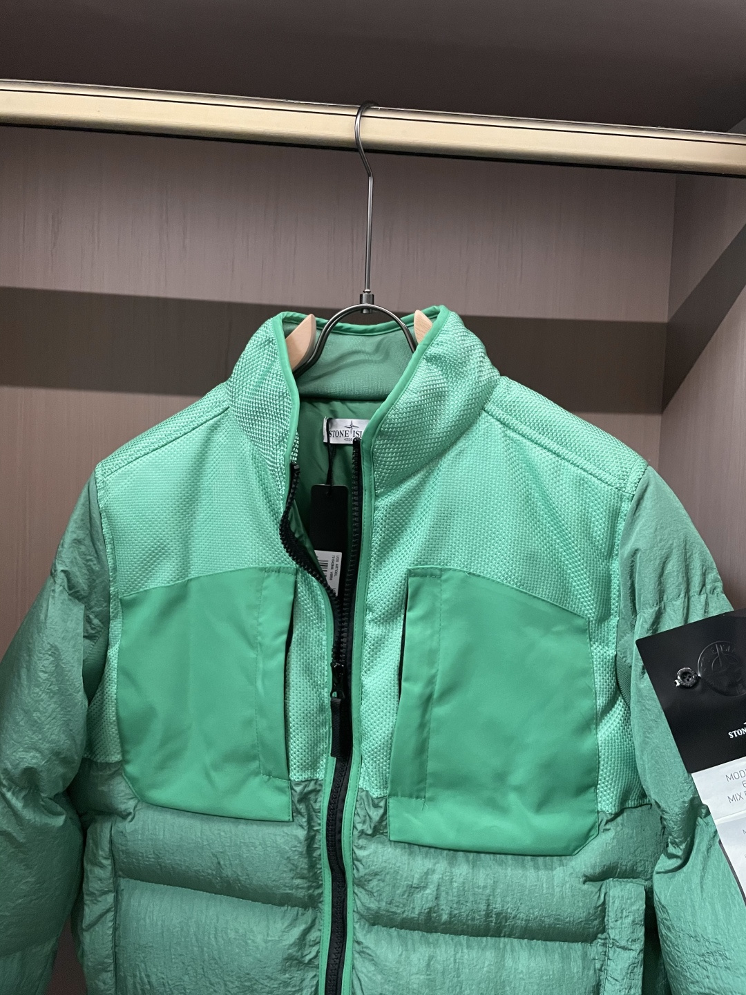 Stone Island（石头岛）拼接机能棉衣 街头潮人刚需款高饱和亮绿撞色拼接，自带吸睛属性，街头出街