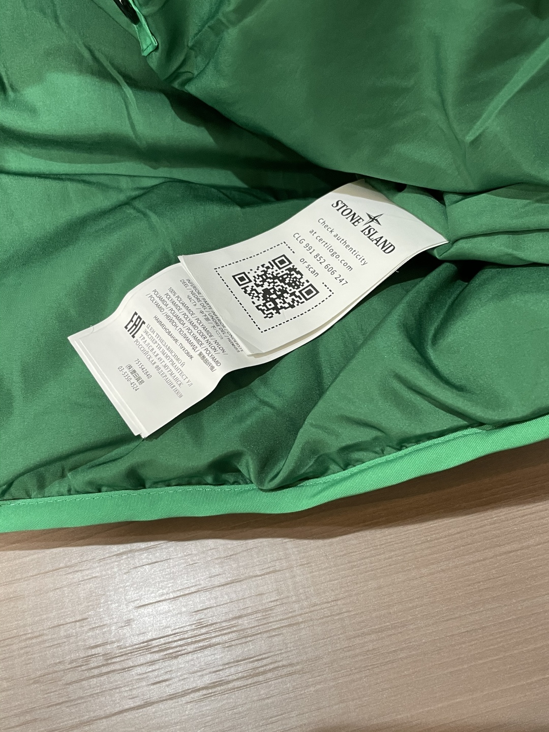 Stone Island（石头岛）拼接机能棉衣 街头潮人刚需款高饱和亮绿撞色拼接，自带吸睛属性，街头出街