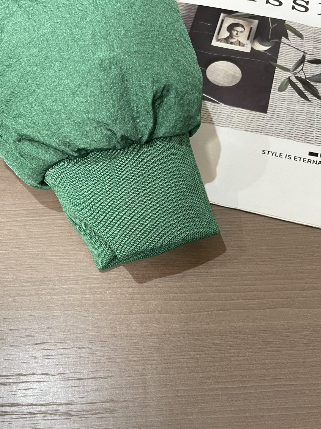 Stone Island（石头岛）拼接机能棉衣 街头潮人刚需款高饱和亮绿撞色拼接，自带吸睛属性，街头出街