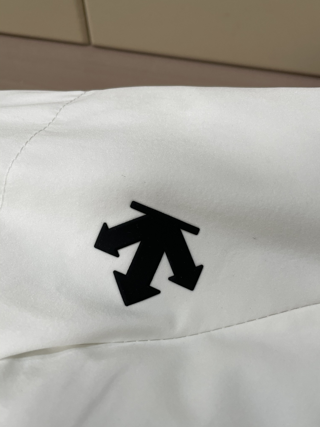 DESCENTE（迪桑特）运动连帽棉衣 多色通勤款连帽+抽绳设计，既能贴合脖颈锁住暖意，拉上帽檐又能带出