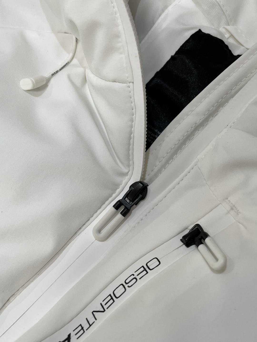 DESCENTE（迪桑特）运动连帽棉衣 多色通勤款连帽+抽绳设计，既能贴合脖颈锁住暖意，拉上帽檐又能带出