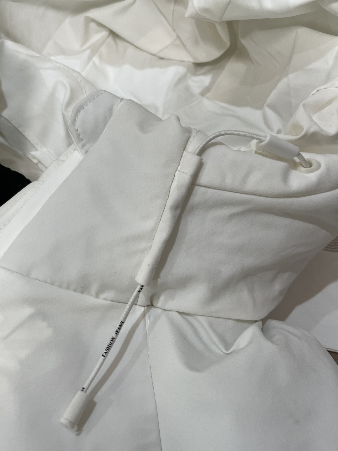 DESCENTE（迪桑特）运动连帽棉衣 多色通勤款连帽+抽绳设计，既能贴合脖颈锁住暖意，拉上帽檐又能带出