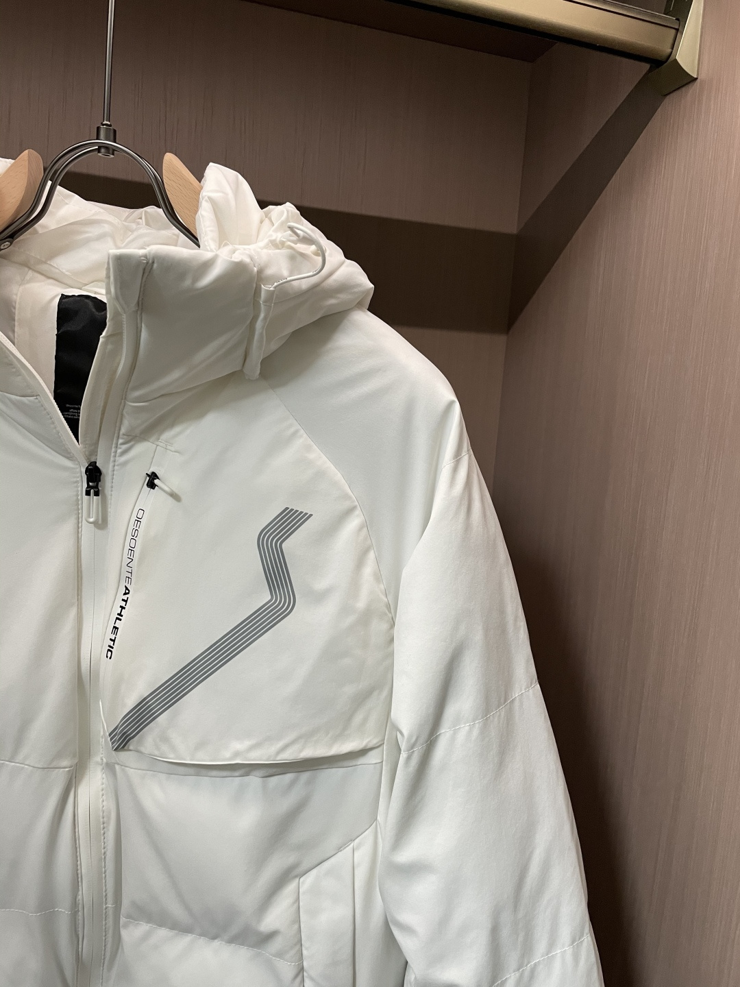 DESCENTE（迪桑特）运动连帽棉衣 多色通勤款连帽+抽绳设计，既能贴合脖颈锁住暖意，拉上帽檐又能带出