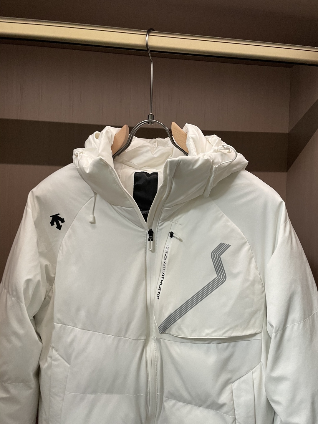 DESCENTE（迪桑特）运动连帽棉衣 多色通勤款连帽+抽绳设计，既能贴合脖颈锁住暖意，拉上帽檐又能带出