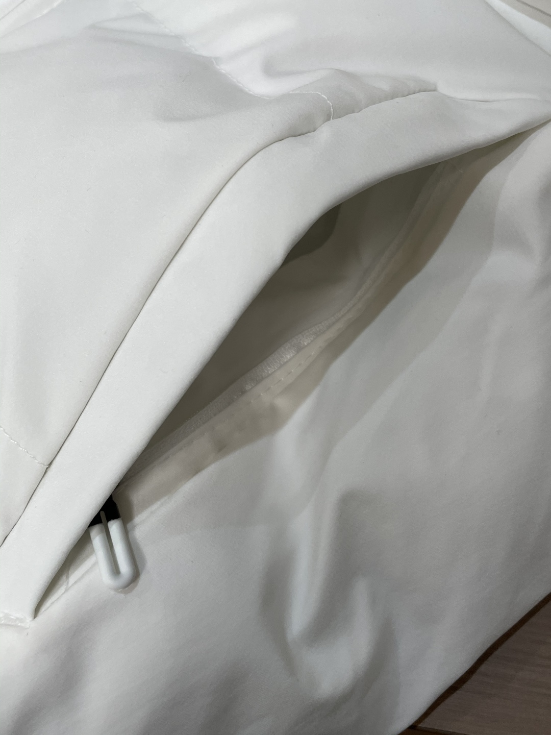 DESCENTE（迪桑特）运动连帽棉衣 多色通勤款连帽+抽绳设计，既能贴合脖颈锁住暖意，拉上帽檐又能带出