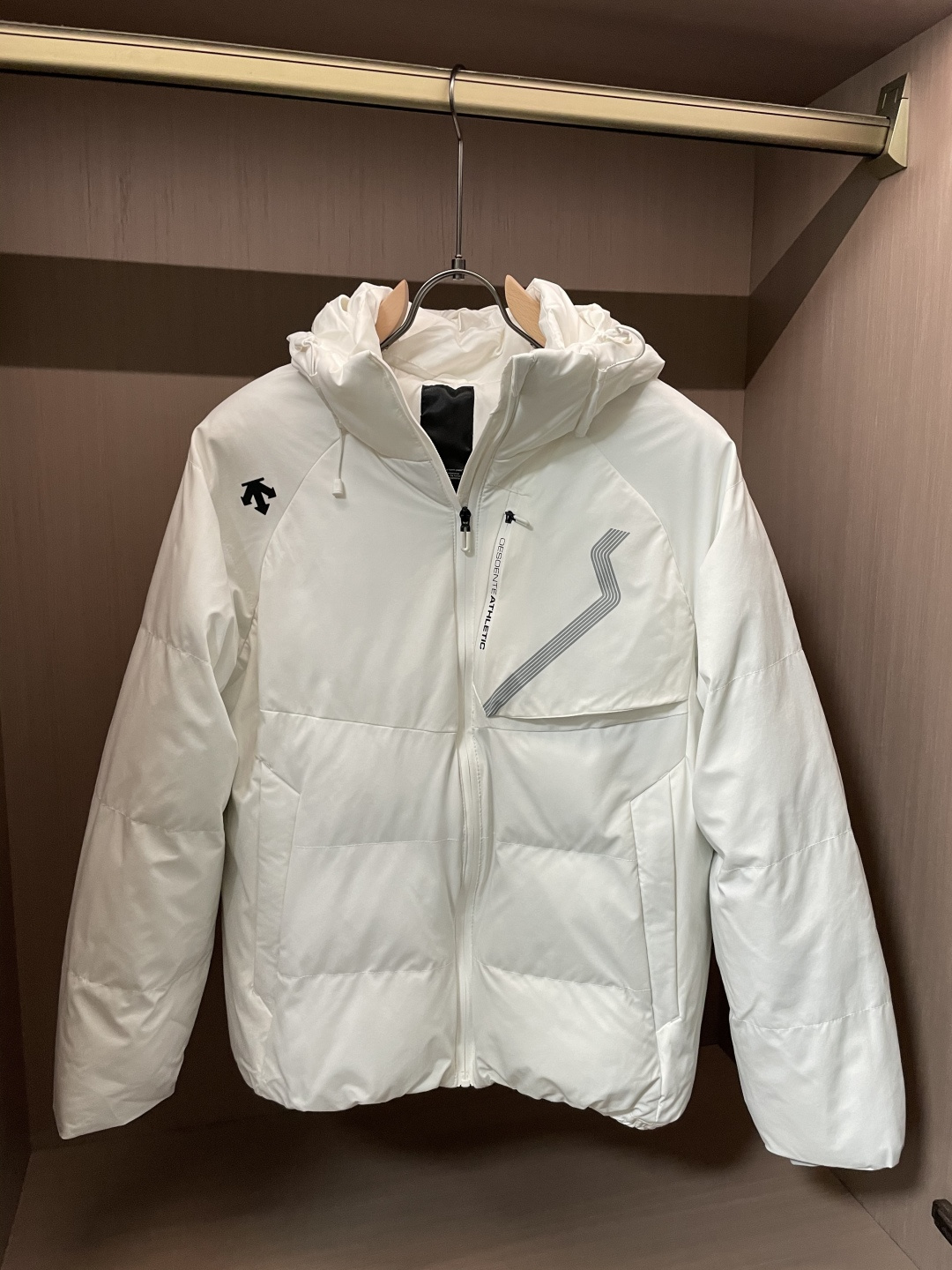 DESCENTE（迪桑特）运动连帽棉衣 多色通勤款连帽+抽绳设计，既能贴合脖颈锁住暖意，拉上帽檐又能带出