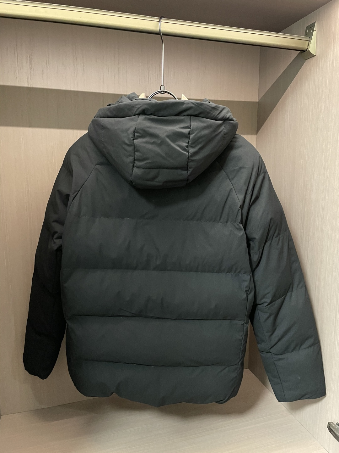 DESCENTE（迪桑特）运动连帽棉衣 多色通勤款连帽+抽绳设计，既能贴合脖颈锁住暖意，拉上帽檐又能带出