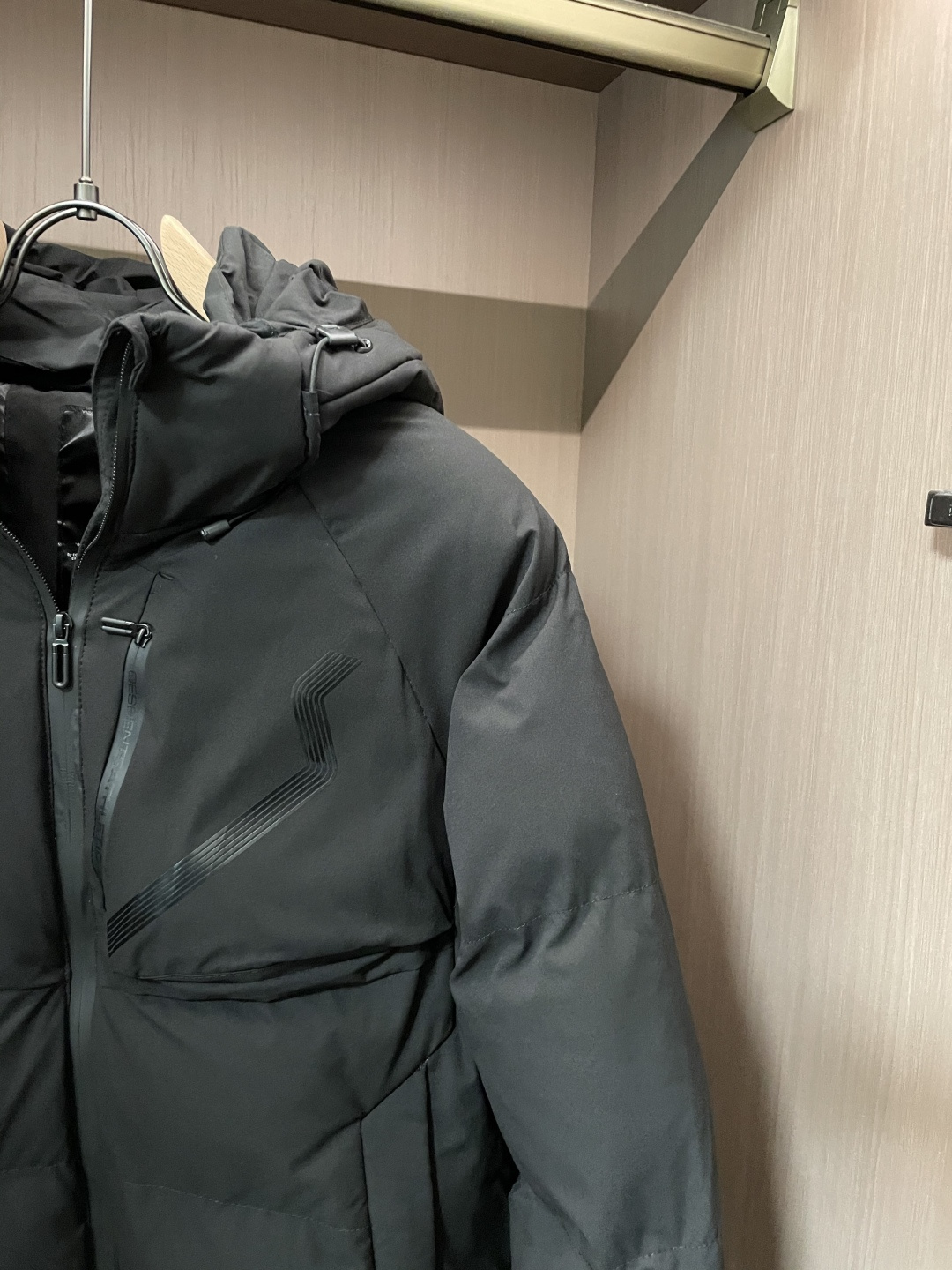 DESCENTE（迪桑特）运动连帽棉衣 多色通勤款连帽+抽绳设计，既能贴合脖颈锁住暖意，拉上帽檐又能带出