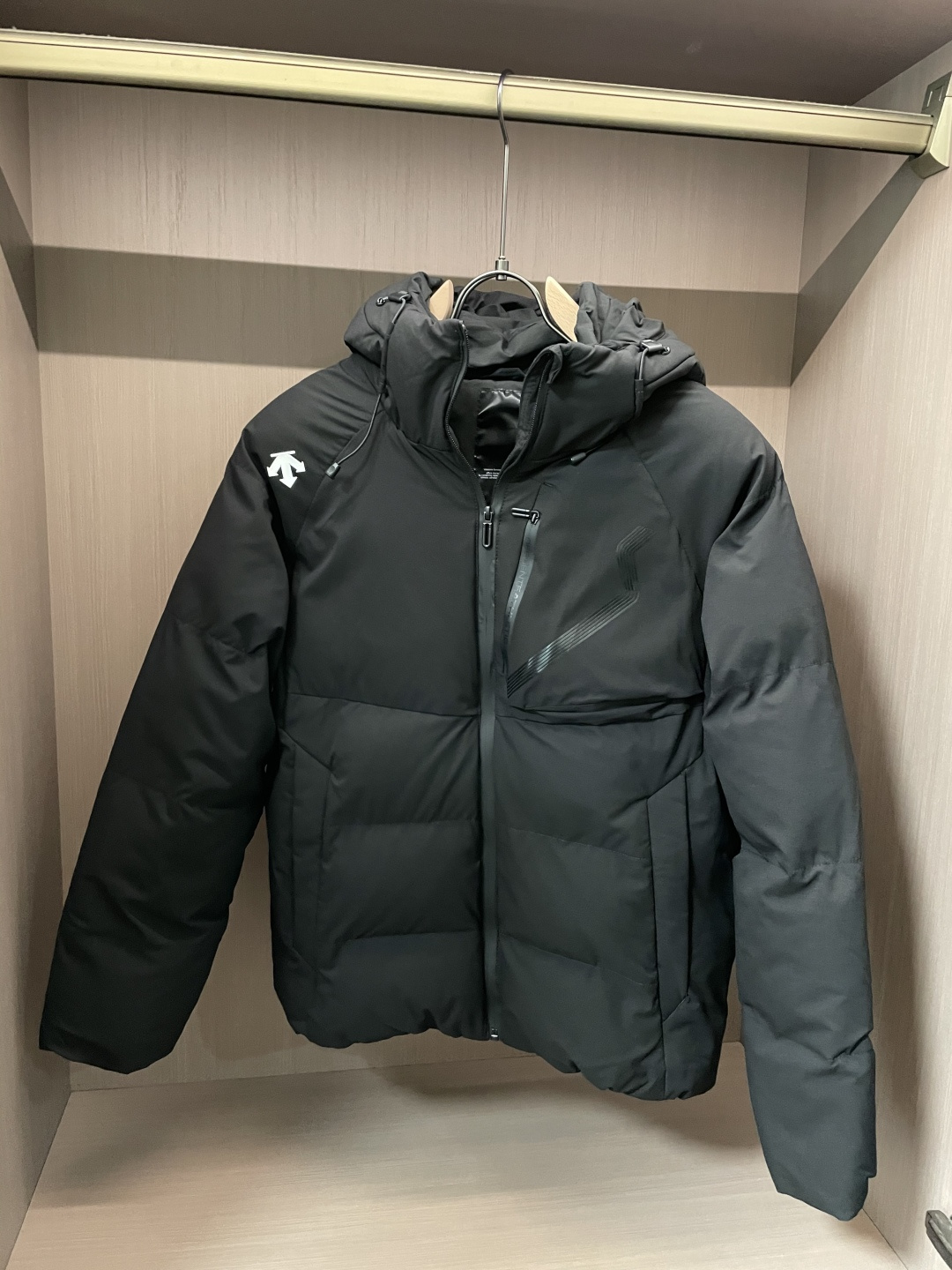 DESCENTE（迪桑特）运动连帽棉衣 多色通勤款连帽+抽绳设计，既能贴合脖颈锁住暖意，拉上帽檐又能带出