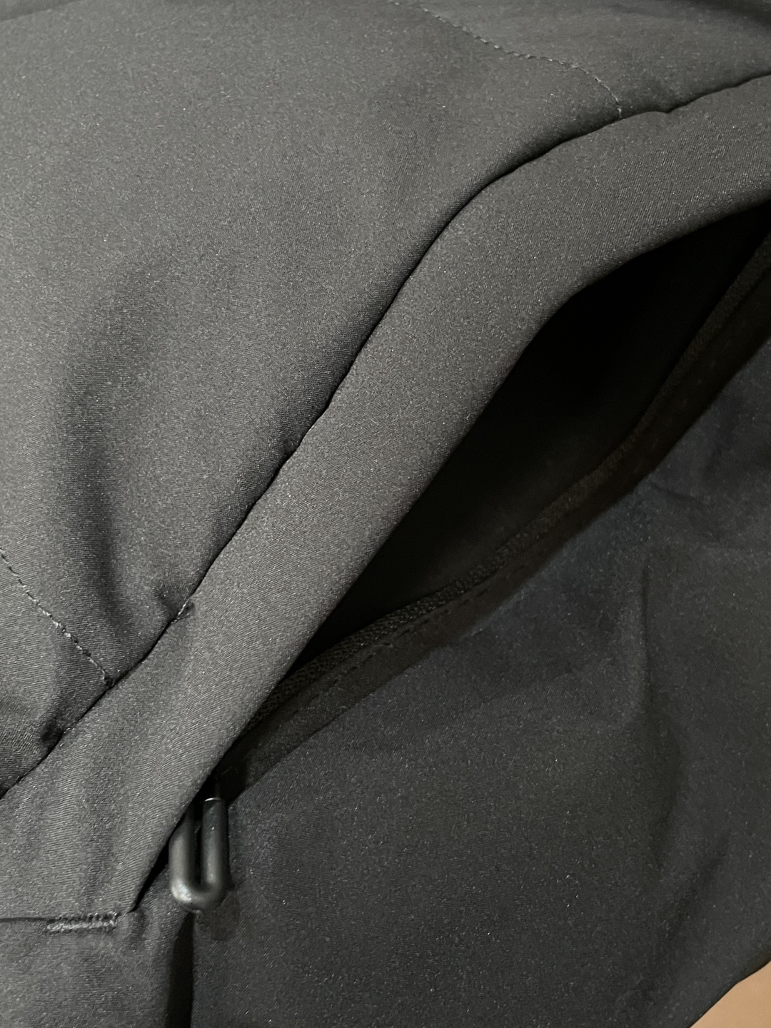 DESCENTE（迪桑特）运动连帽棉衣 多色通勤款连帽+抽绳设计，既能贴合脖颈锁住暖意，拉上帽檐又能带出