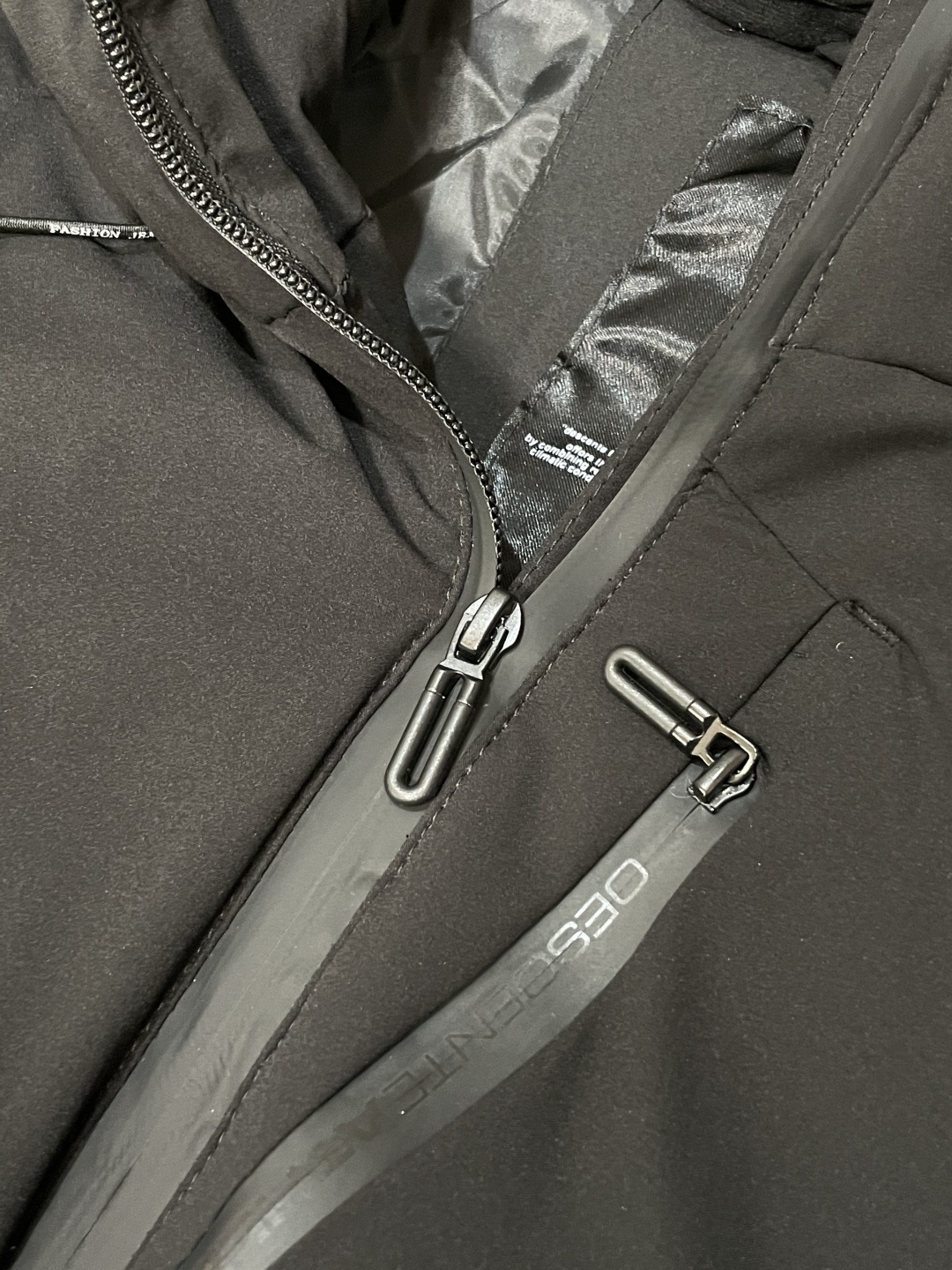 DESCENTE（迪桑特）运动连帽棉衣 多色通勤款连帽+抽绳设计，既能贴合脖颈锁住暖意，拉上帽檐又能带出