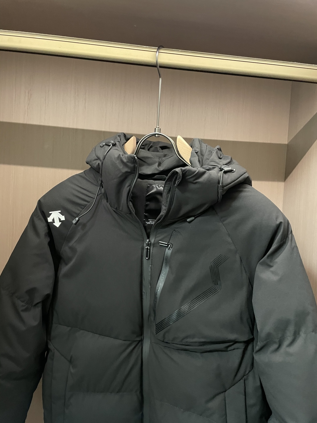 DESCENTE（迪桑特）运动连帽棉衣 多色通勤款连帽+抽绳设计，既能贴合脖颈锁住暖意，拉上帽檐又能带出