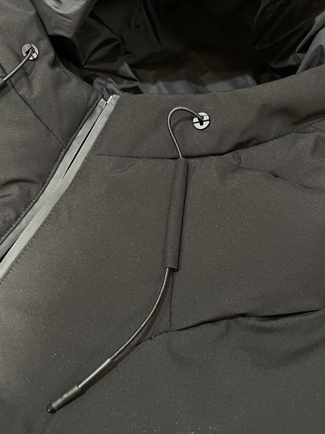 DESCENTE（迪桑特）都市机能系列连帽羽绒服 深冬多场景款这是迪桑特将专业运动防护逻辑落地日常的单品