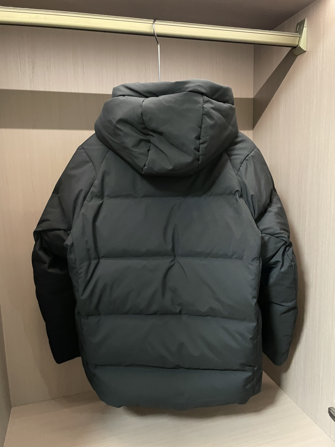 DESCENTE（迪桑特）都市机能系列连帽羽绒服 深冬多场景款这是迪桑特将专业运动防护逻辑落地日常的单品