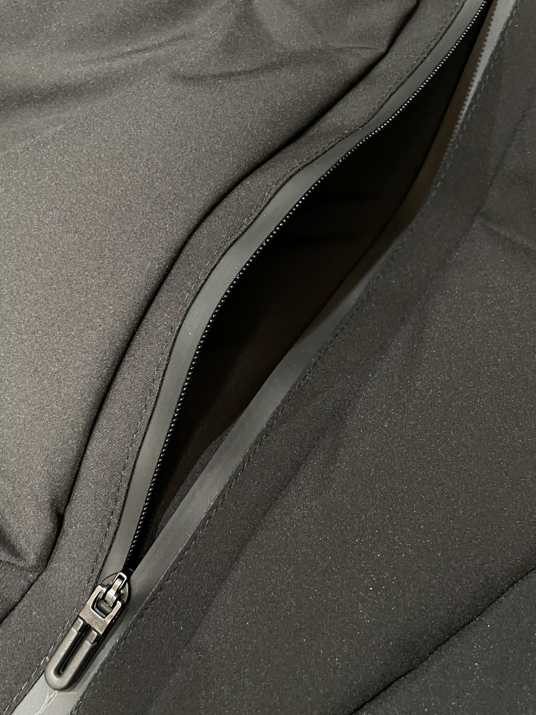 DESCENTE（迪桑特）都市机能系列连帽羽绒服 深冬多场景款这是迪桑特将专业运动防护逻辑落地日常的单品