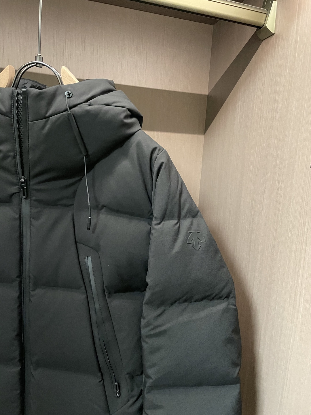 DESCENTE（迪桑特）都市机能系列连帽羽绒服 深冬多场景款这是迪桑特将专业运动防护逻辑落地日常的单品