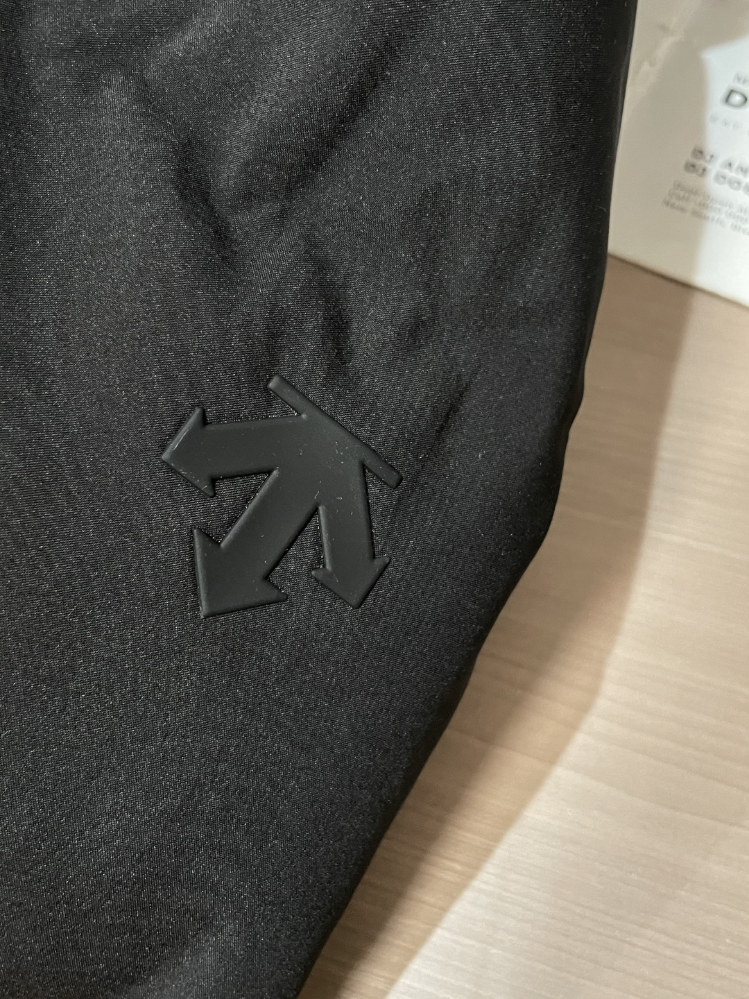 DESCENTE（迪桑特）都市机能系列连帽羽绒服 深冬多场景款这是迪桑特将专业运动防护逻辑落地日常的单品