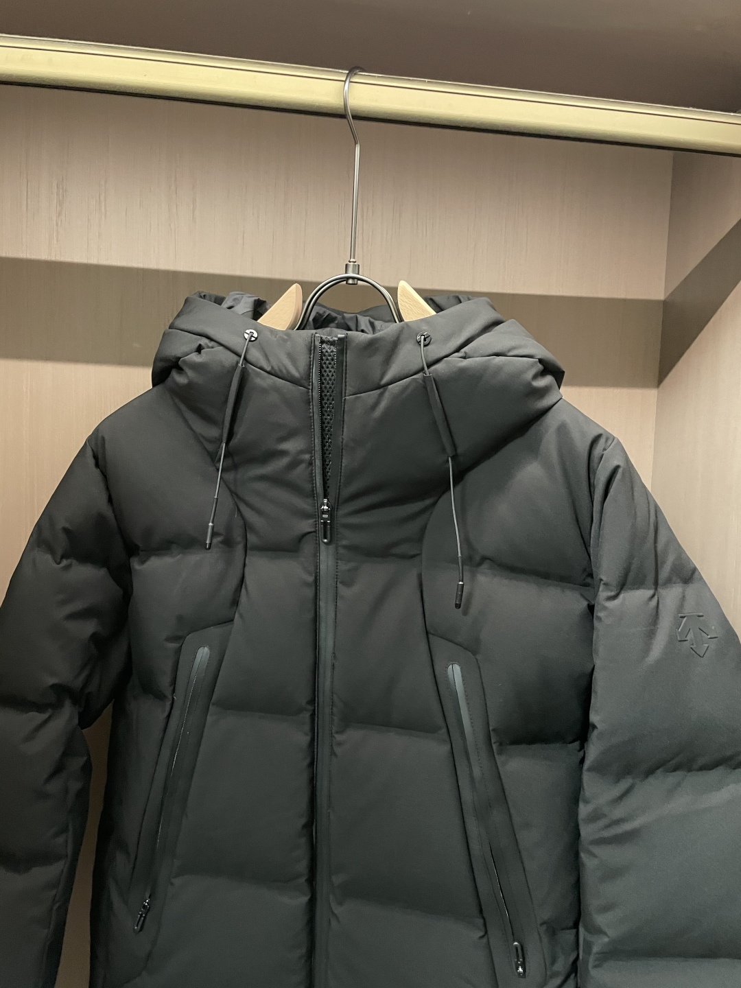 DESCENTE（迪桑特）都市机能系列连帽羽绒服 深冬多场景款这是迪桑特将专业运动防护逻辑落地日常的单品