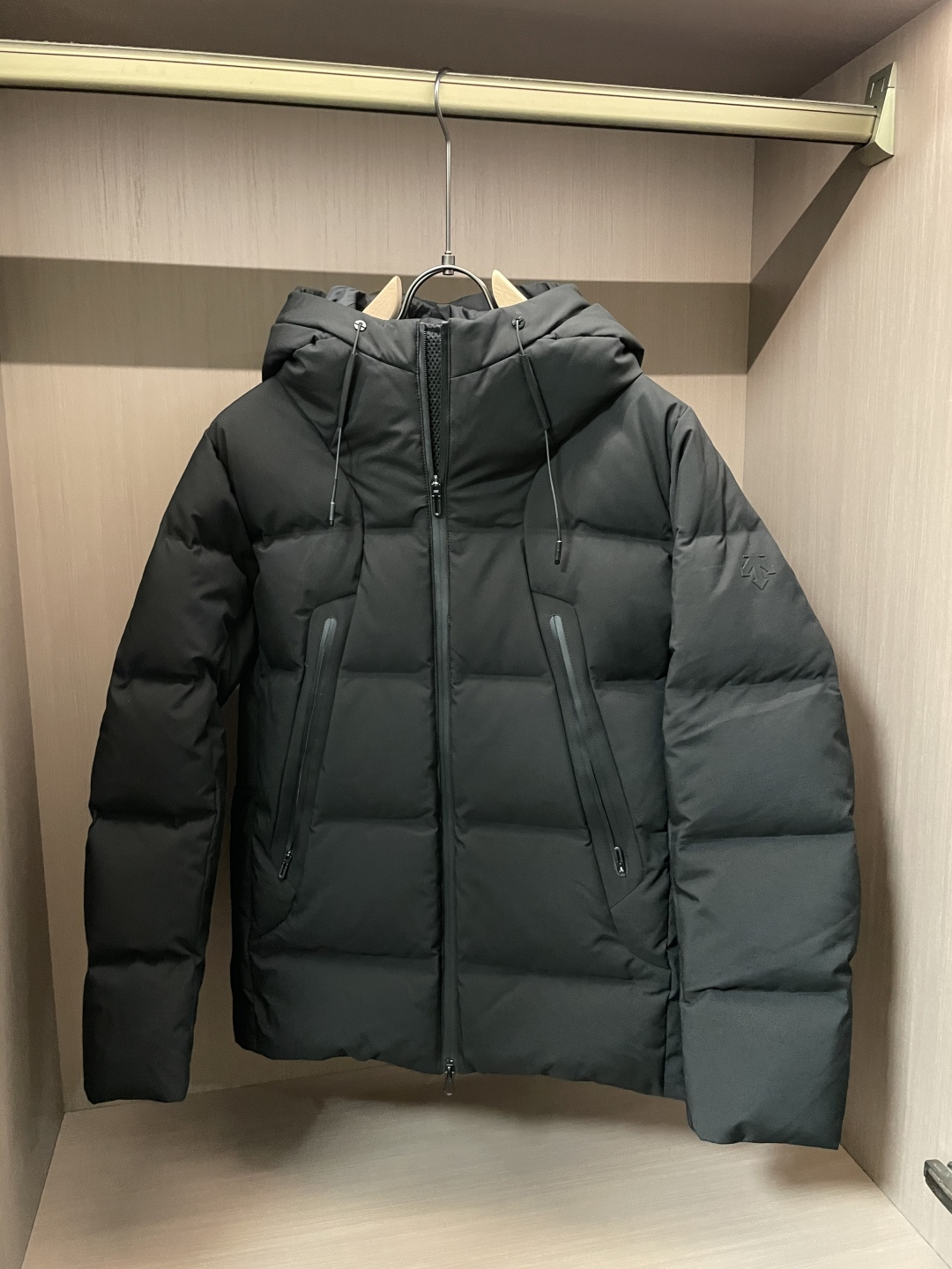 DESCENTE（迪桑特）都市机能系列连帽羽绒服 深冬多场景款这是迪桑特将专业运动防护逻辑落地日常的单品