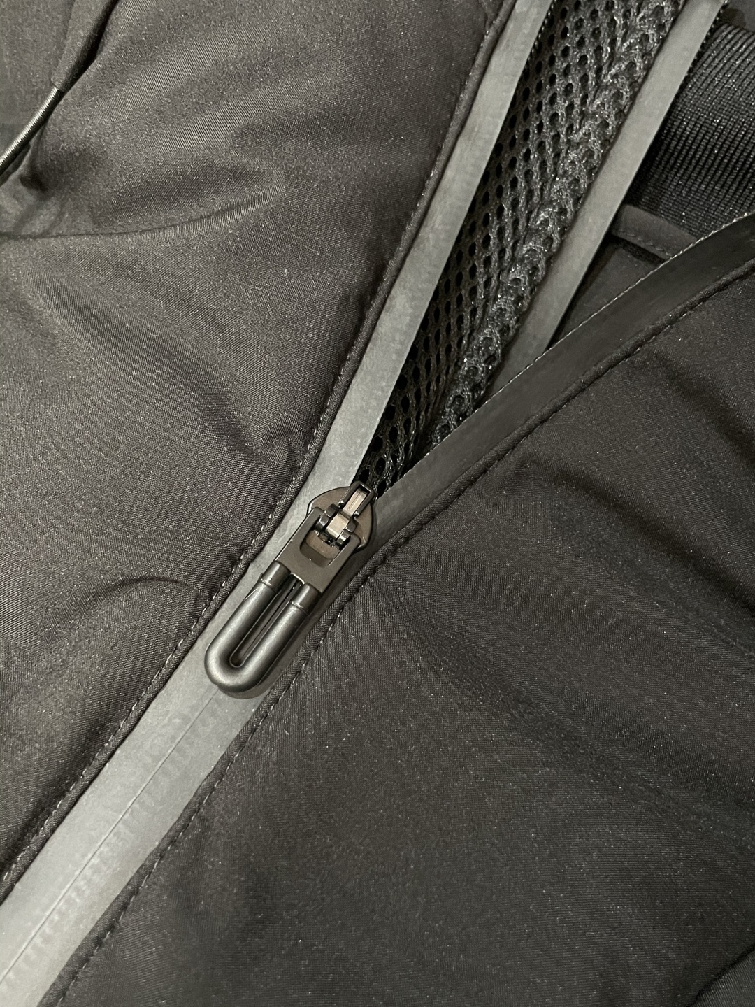 DESCENTE（迪桑特）都市机能系列连帽羽绒服 深冬多场景款这是迪桑特将专业运动防护逻辑落地日常的单品