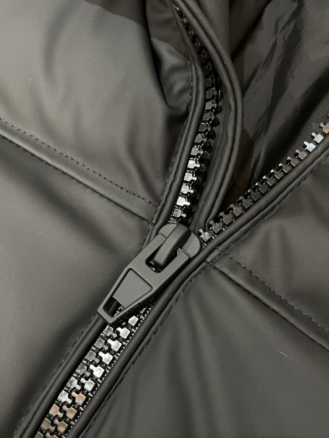 Prada都市轻奢款羊羔毛领羽绒棉棉衣 复古松弛冬日款作为Prada日常线核心款，这件棉衣以“轻奢质感+